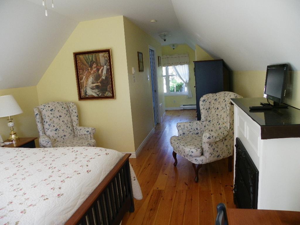 The Colonel'S In Bed And Breakfast Фредериктон Номер фото