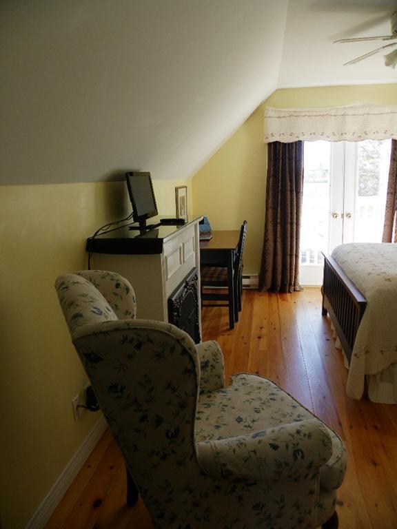 The Colonel'S In Bed And Breakfast Фредериктон Номер фото