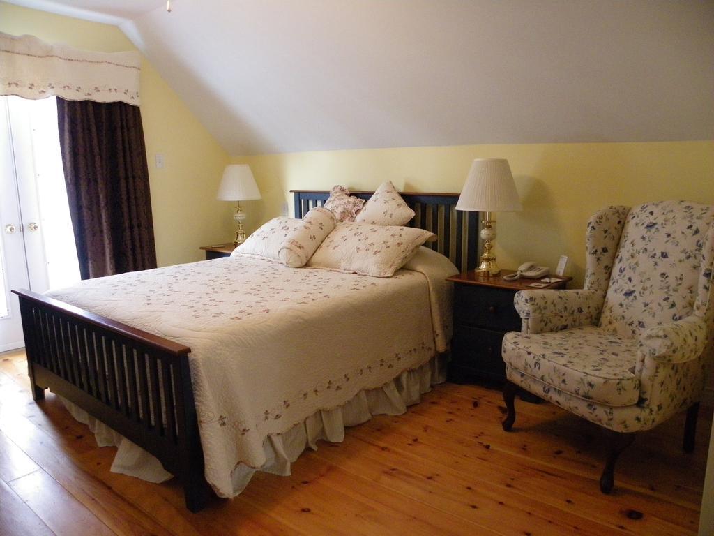 The Colonel'S In Bed And Breakfast Фредериктон Номер фото